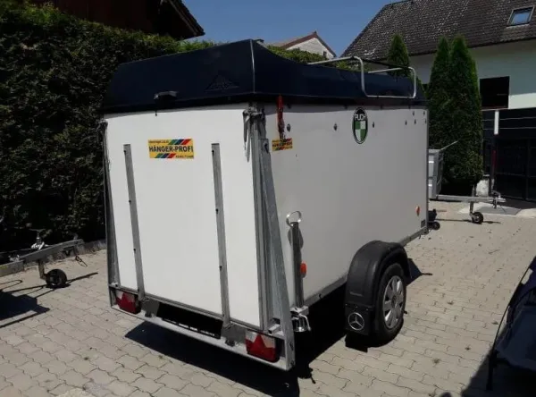 Motorradanhänger geschlossen