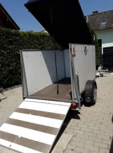 Motorradanhänger geschlossen