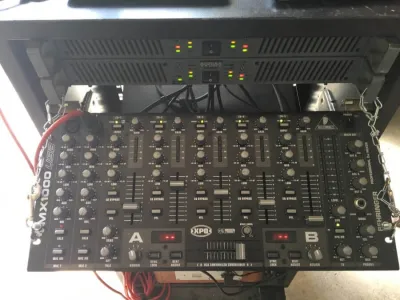 Mobile Musikanlage mit Mischpult und Verstärker