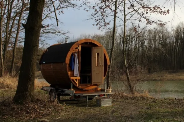 Mobile Sauna MIETEN - Miete dein privates Saunafass auf Anhänger. Ideal als Geschenk, Feier, Party, Urlaub, Event, oder für Dich!