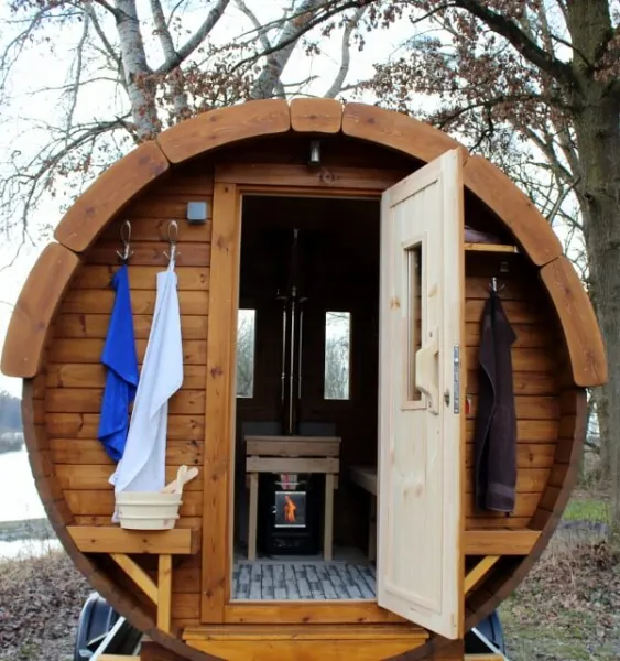 Mobile Sauna MIETEN - Miete dein privates Saunafass auf Anhänger. Ideal als Geschenk, Feier, Party, Urlaub, Event, oder für Dich!