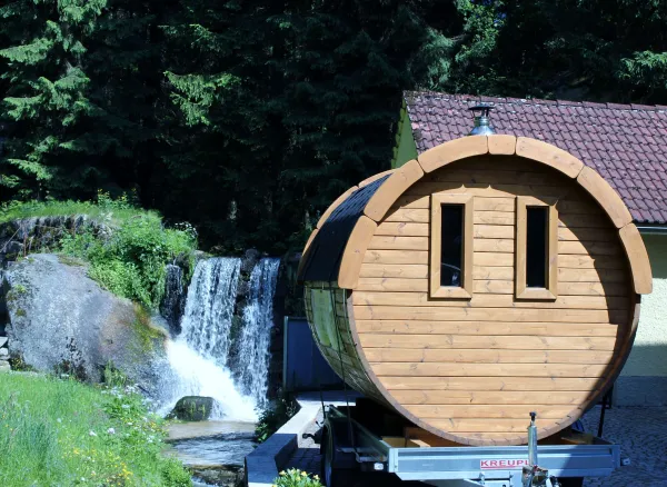 Mobile Sauna MIETEN - Miete dein privates Saunafass auf Anhänger. Ideal als Geschenk, Feier, Party, Urlaub, Event, oder für Dich!