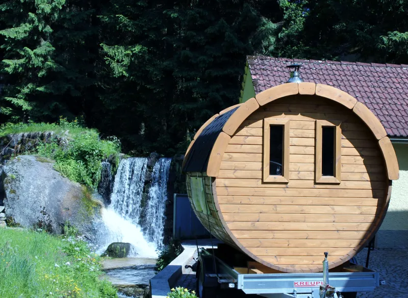 Mobile Sauna MIETEN - Miete dein privates Saunafass auf Anhänger. Ideal als Geschenk, Feier, Party, Urlaub, Event, oder für Dich!