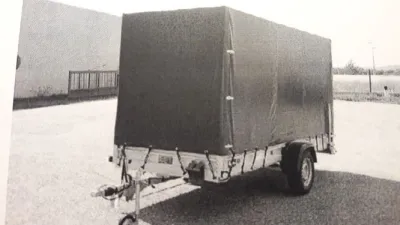 Großer Planenanhänger