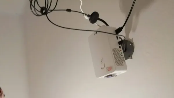 Verleihe bzw. vermiete Beamer LG PF 1500G