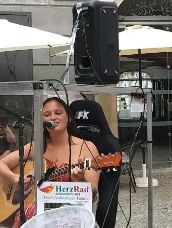 Vollkabinen Fahrrad Rikscha für 4 inkl. Fahrer mit Musik Jukebox Wurlitzer. Optional mit Live DJ oder Live Gesang mit Gitarre