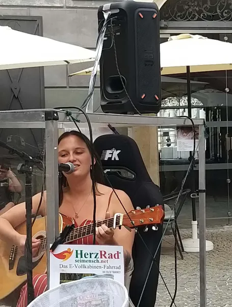 Vollkabinen Fahrrad Rikscha für 4 inkl. Fahrer mit Musik Jukebox Wurlitzer. Optional mit Live DJ oder Live Gesang mit Gitarre