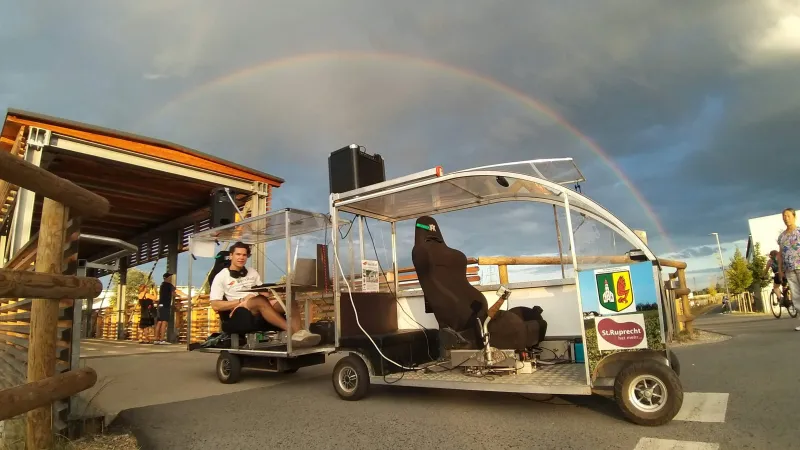 Vollkabinen Fahrrad Rikscha für 4 inkl. Fahrer mit Musik Jukebox Wurlitzer. Optional mit Live DJ oder Live Gesang mit Gitarre