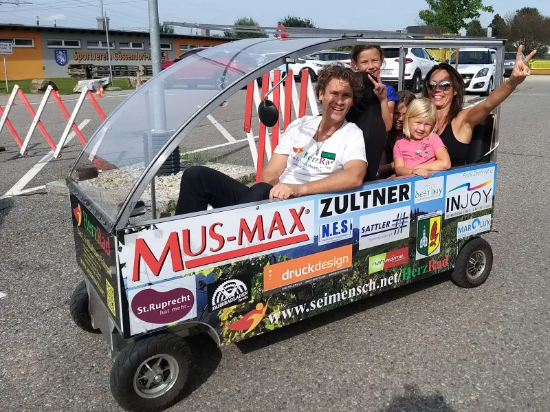 Vollkabinen Fahrrad Rikscha für 4 inkl. Fahrer mit Musik Jukebox Wurlitzer. Optional mit Live DJ oder Live Gesang mit Gitarre