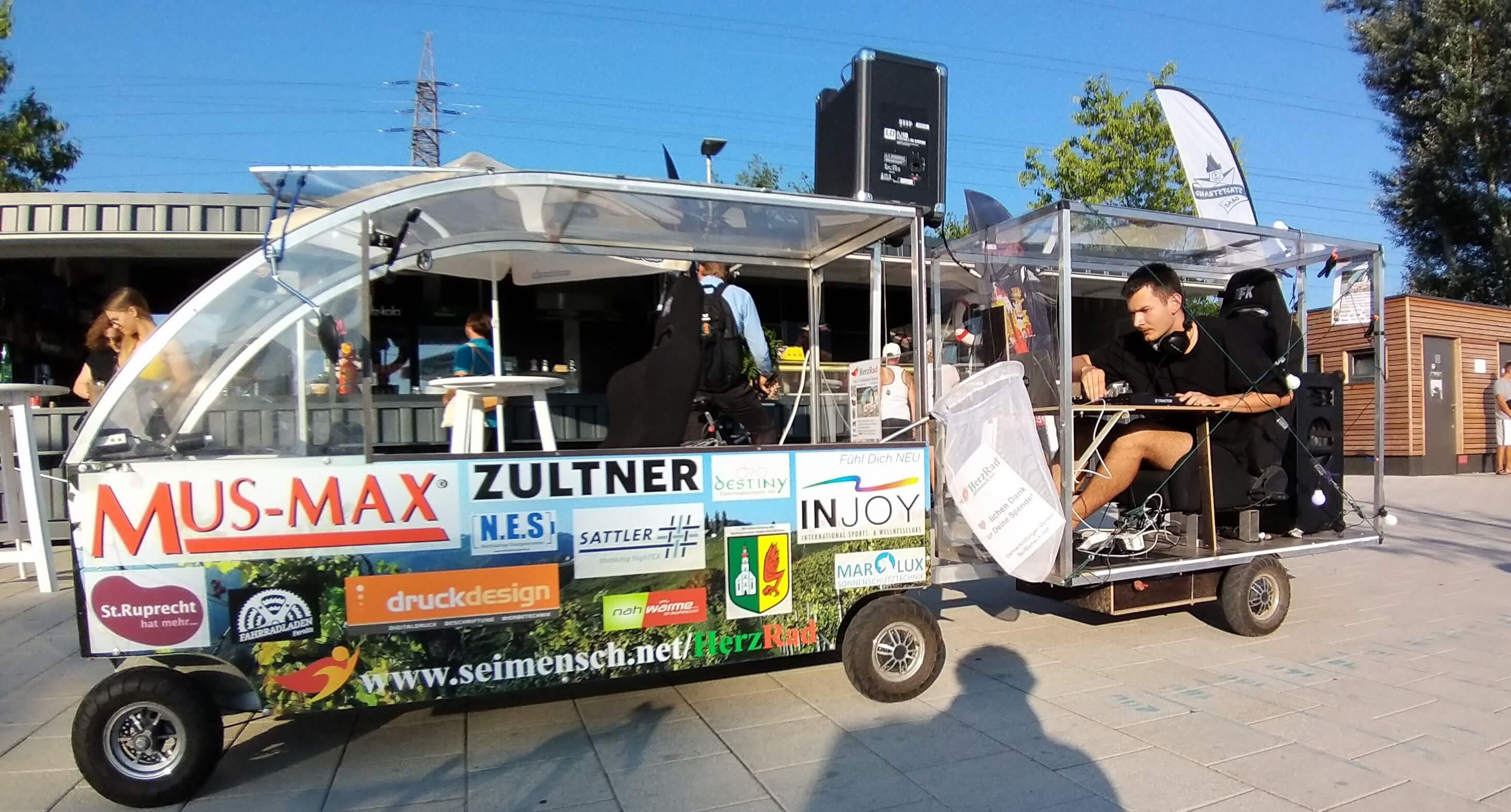 Vollkabinen Fahrrad Rikscha für 4 inkl. Fahrer mit Musik Jukebox Wurlitzer. Optional mit Live DJ oder Live Gesang mit Gitarre