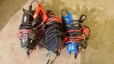 Ladegeräte für Motorrad- und Autobatterie