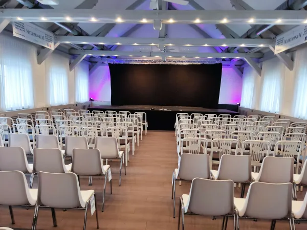 Showbühne mit Bühnenvorhang zu vermieten