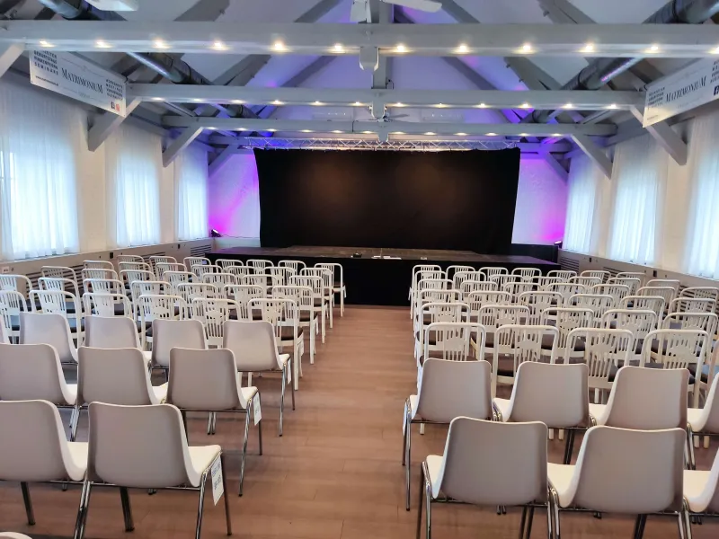 Showbühne mit Bühnenvorhang zu vermieten