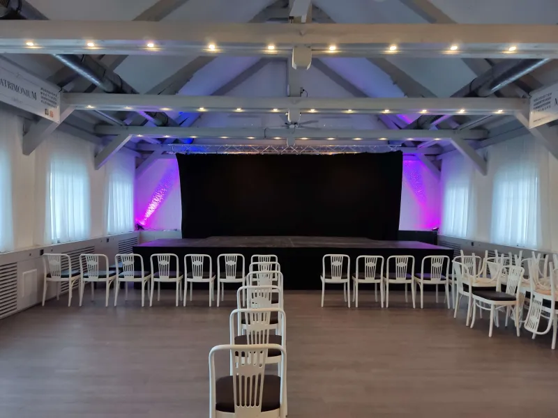 Showbühne mit Bühnenvorhang zu vermieten
