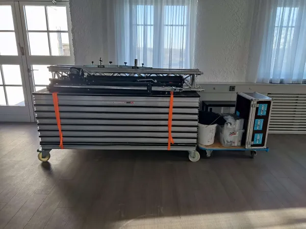 Showbühne mit Bühnenvorhang zu vermieten