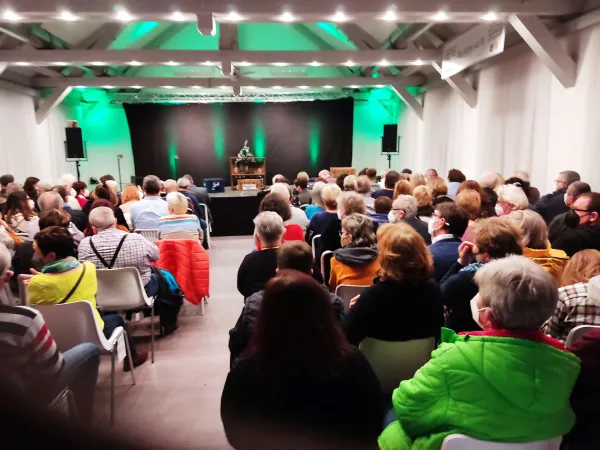 Showbühne mit Bühnenvorhang zu vermieten