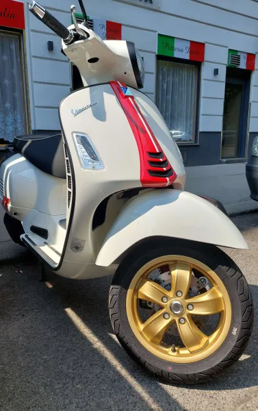 VESPA GTS 125 RACING SIXTIES EDITION