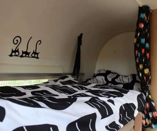 Wohnwagen mit viel Platz, ideal für Urlaub und