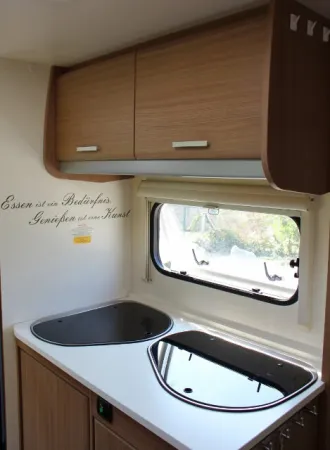 Wohnwagen mit viel Platz, ideal für Urlaub und