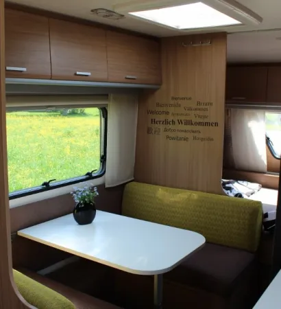 Wohnwagen mit viel Platz, ideal für Urlaub und