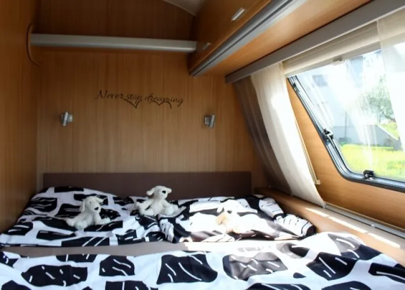 Wohnwagen mit viel Platz, ideal für Urlaub und