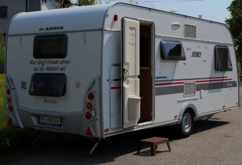 Wohnwagen mit viel Platz, ideal für Urlaub und