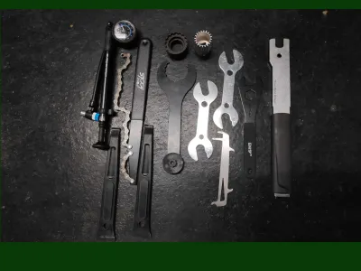 Fahrradwerkzeug: Kettenpeitsche, narbenschlüssel, schockpumpe uvm