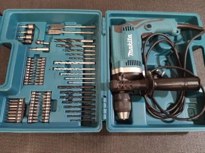 Schlagbohrmaschine Makita mit Zubehör