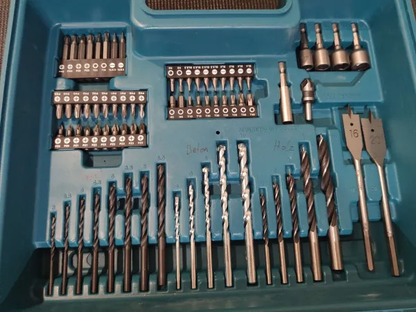 Schlagbohrmaschine Makita mit Zubehör