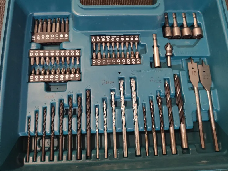 Schlagbohrmaschine Makita mit Zubehör