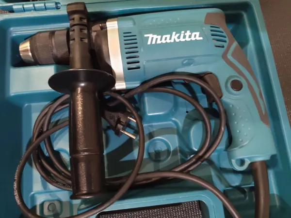 Schlagbohrmaschine Makita mit Zubehör