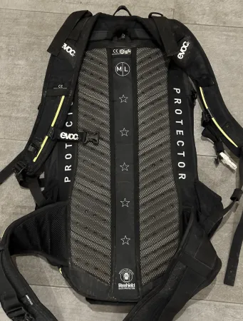 Evvoc Enduro Blackline Rucksack mit Protector