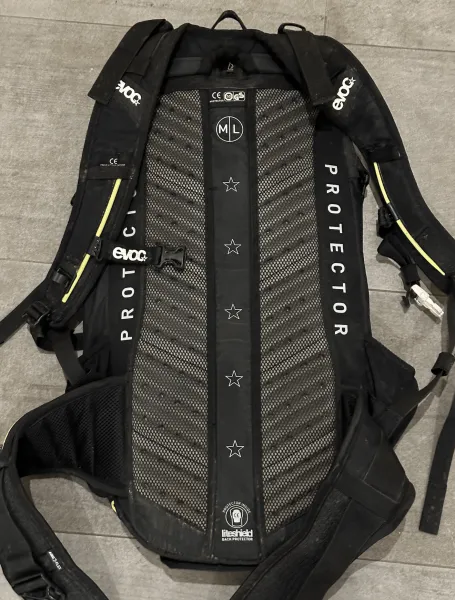 Evvoc Enduro Blackline Rucksack mit Protector