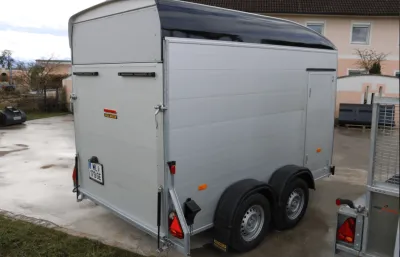 Kofferanhänger mit Rampe/Tür-System