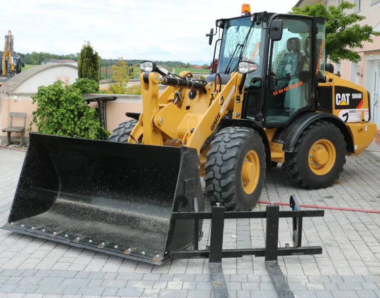 Caterpillar 906M
