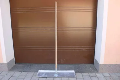 Betonpatsche Hand 2 m-Holzstiel