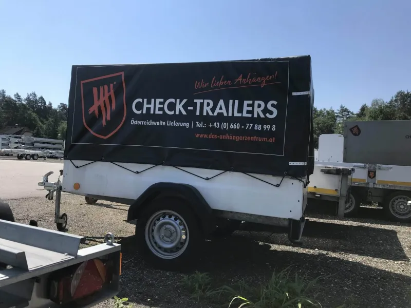 Anhänger mit schwarzer Hochplane