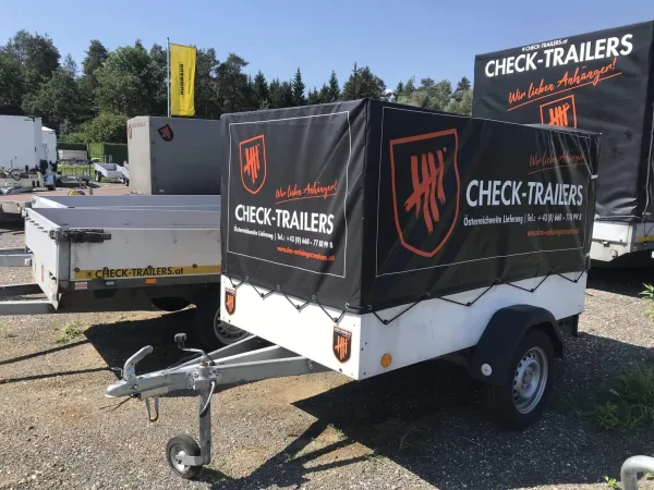 Anhänger mit schwarzer Hochplane