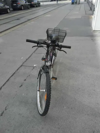 City Bike mit Korb, Handyhalter