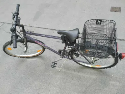City Bike mit Korb, Handyhalter