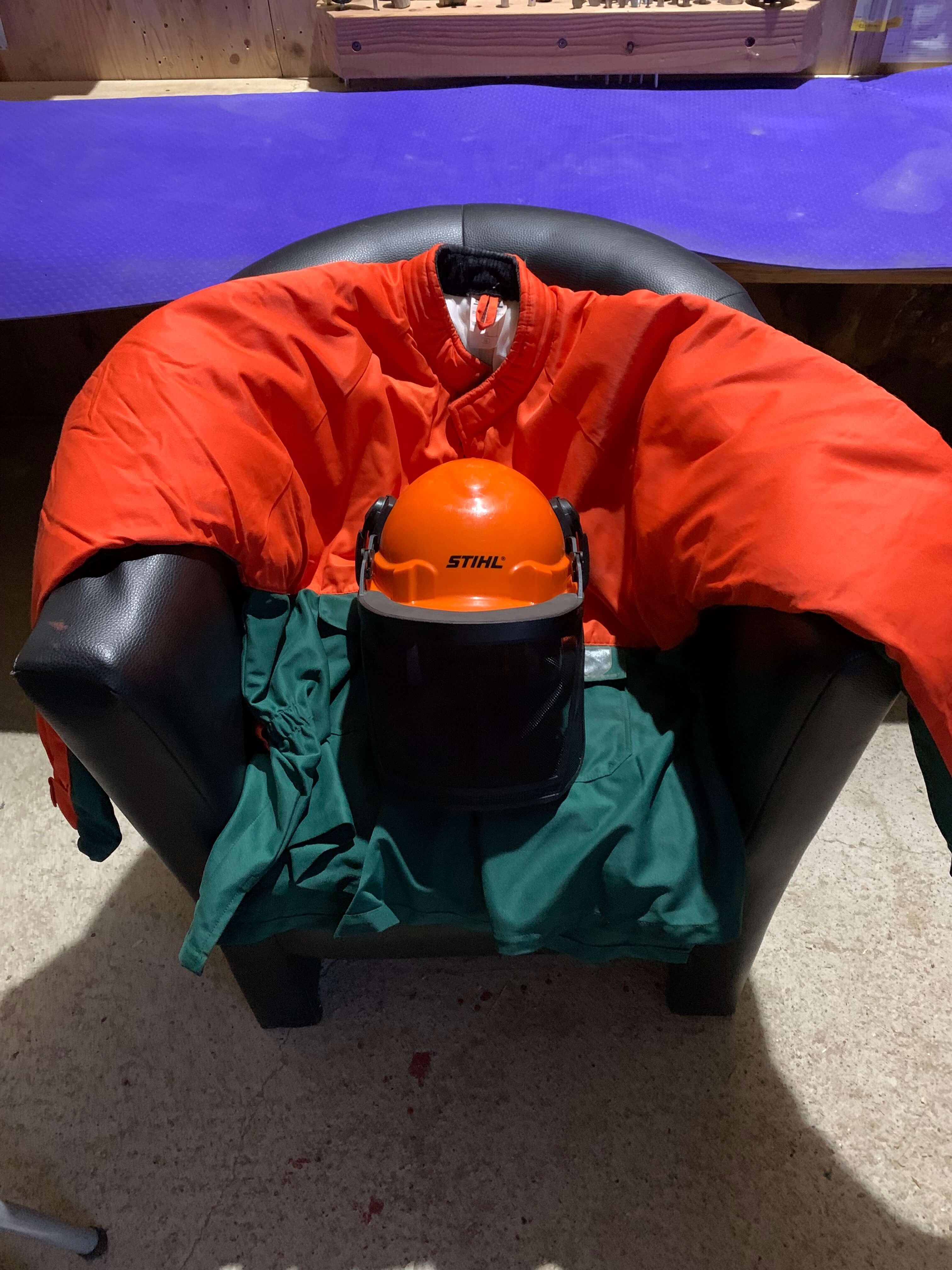 Schutzausrüstung Kettensäge (Jacke und Helm)