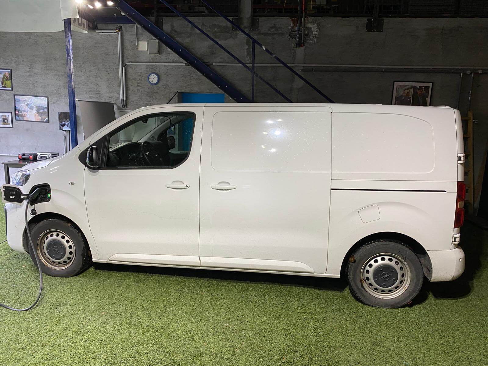 Open Vivaro 75kWh Kastenwagen 500 netto / Monat. Vollausstattung inkl. Head-up Display, beidseitige Schiebetür, Navi,+++ - 2554d2c8-ae3a-40c0-aa1a-c01d03d9c8fb
