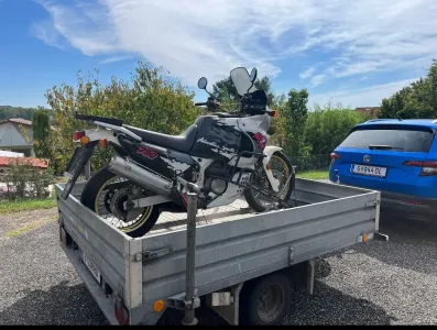 Anhänger mit Motorrad Schiene und Auffahrtsrampen