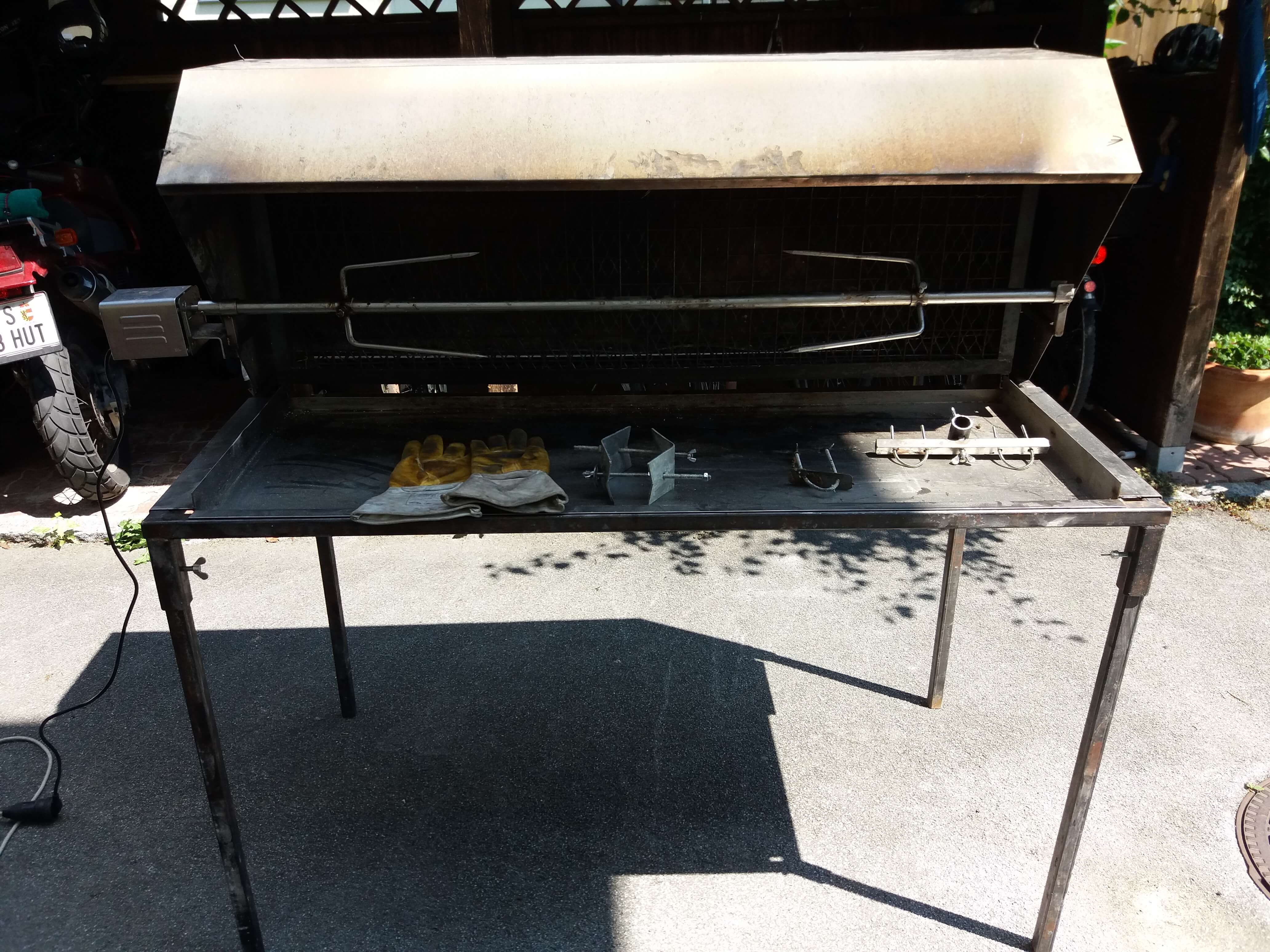 Spanferkelgrill - a896fc5f-0f1c-4710-a851-7a009728de44