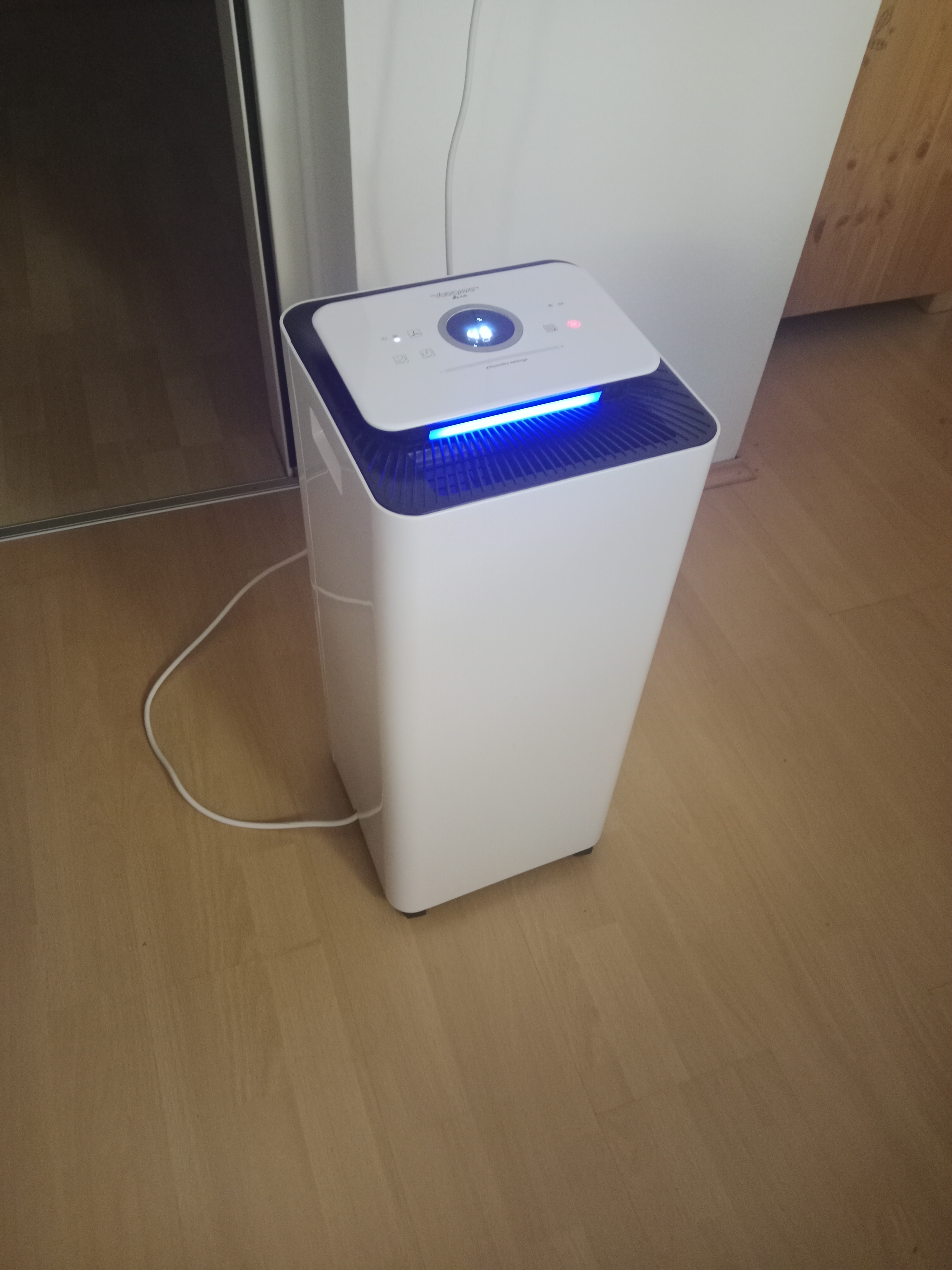 Luft-Entfeuchter - 8baca589-009b-4301-80b7-90be97a237d1