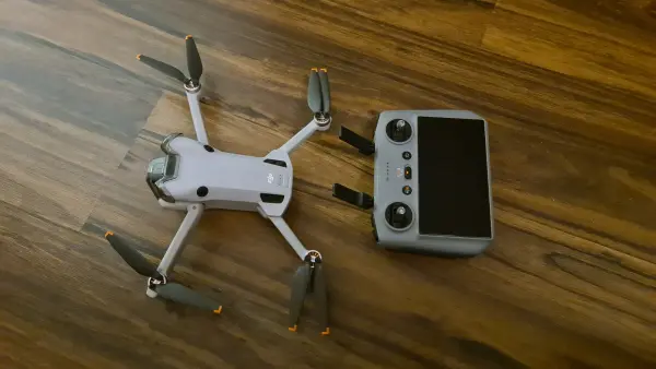 DJI Mini 4 Pro ausborgen oder Drohnenaufnahmen buchen