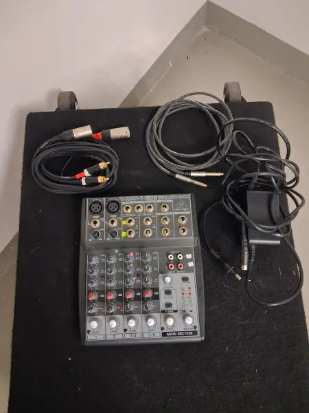 ​Behringer Xenyx 802 Audio-Mischpult inkl. Netzteil & komplettem Kabelset (Nur Abholung)
