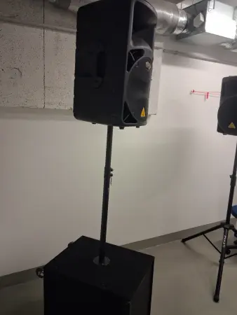 Marlis MK III Aktiv-Subwoofer + Behringer B615D (1500W) PA-Komplettset inkl. Distanzstange (Optional mit Aufbau)