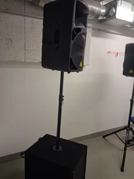 Marlis MK III Aktiv-Subwoofer + Behringer B615D (1500W) PA-Komplettset inkl. Distanzstange (Optional mit Aufbau)