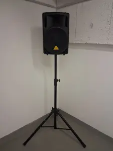 Kompaktes PA-Komplettset: 2x Behringer B212D (550W) Aktiv-Boxen inkl. Stativen & 6-Kanal-Mischpult (Optional mit Aufbau)